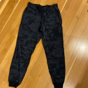 Lululemon camo pants size 6